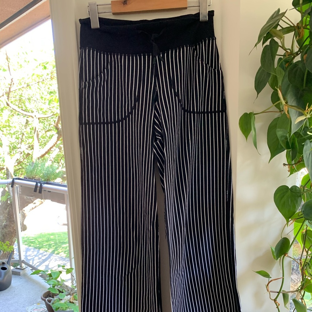 Lululemon wide leg pocket pants, size 2 navy/white